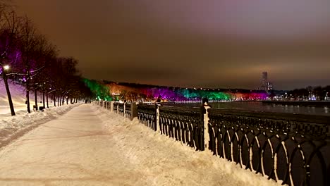 Decoración-de-la-Navidad-(fiestas-de-año-nuevo)-en-Moscú-(de-noche),-Rusia--Vorobyovskaya-terraplén-del-río-Moskva-y-colinas-del-gorrión-(Vorobyovy-Gory)