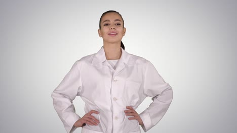 Mujer-médico-caminando-como-modelo-de-moda-en-fondo-degradado