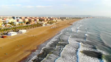 Flug-über-die-Stadt.-Valencia,-Spanien-Bezirk-La-malva-rosa