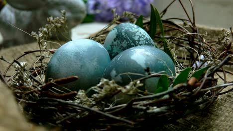 Movimiento-de-cámara-panorámica-en-nido-de-Pascua-con-huevos-azules-teñidos