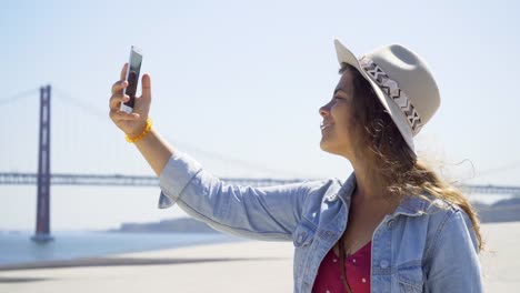 Chica-de-la-cosecha-tomando-selfie-en-el-punto-de-vista-alta