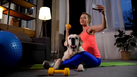 Sonriente-Fit-mujer-posando-para-selfie-Shot-con-perro