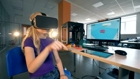 Grundschule-Mädchen-in-3D-Virtual-Reality-Brillen-studieren-innovative-Technolgies-im-Schullabor.-4K.