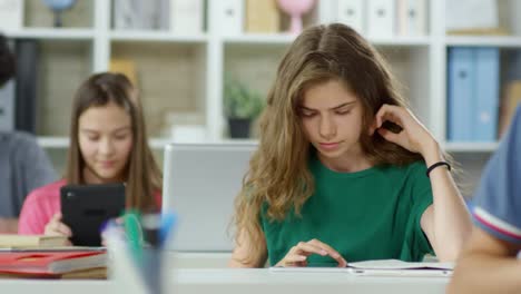 Grupo-de-estudiantes-en-la-escuela-moderna