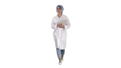 Mujer-médico-caminando-sosteniendo-la-tableta-sobre-fondo-blanco