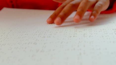 Nahaufnahme-der-blinden-asiatischen-Schülerinnen-und-Schüler,-die-ein-Braille-Buch-im-Klassenzimmer-der-Schule-4k-lesen