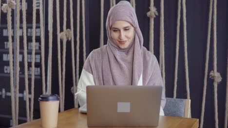 Muslimische-Frau-in-einem-Café-mit-PC-mit-PC.