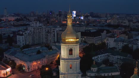 Flug-in-der-Nacht-über-die-Kathedrale-von-Sofia-in-Kiew