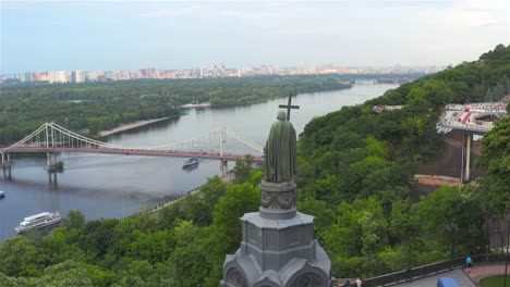 Aerial-view-of-the-Monument-to-Vladimir-the-Great,-the-Pedestrian-Bridge-and-the-Dnieper-River,-Kiev