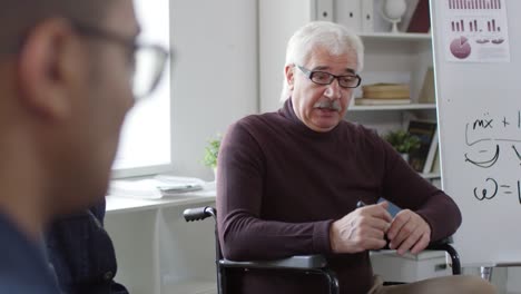 Profesor-de-gafas-hablar-con-estudiantes-diversos