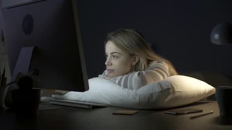 Sleepy-woman-leaning-on-a-pillow-on-the-desk