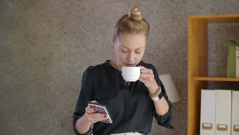 Mujer-de-empresa-usando-Smartphone