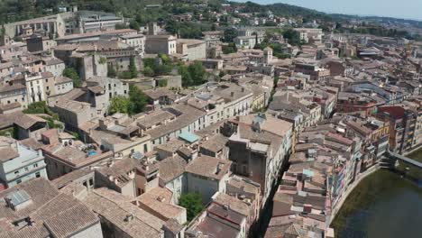 Vista-de-drones-de-casas-del-casco-antiguo-cerca-del-río-en-Girona