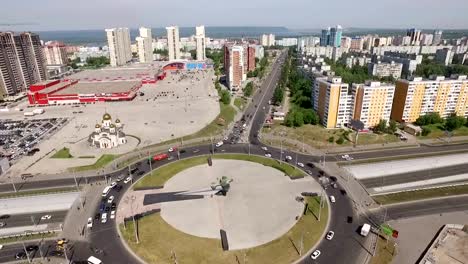 Luft-Panorama-Aufnahme-der-modernen-Stadt-mit-Autoverkehr-und-Gebäuden