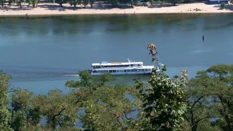 Stadt-Video-Clip-einer-Fluss-Straßenbahn-schwimmt