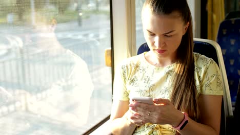 Porträt-von-attraktiven-ernsten-Mädchen-im-Zug-mit-Smartphone-Chat-mit-Freunden-Frau.-zeitlupe