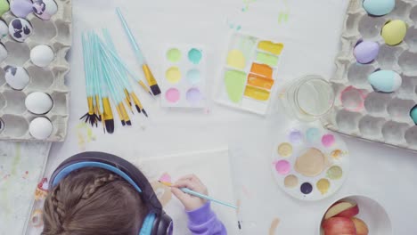 Kleine-Mädchen-und-ihre-Mutter-Malerei-Ostern-Kunstprojekt-mit-Acrylfarbe.