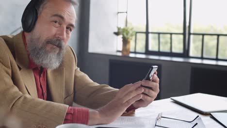 Elegante-Hombre-Senior-Usando-Gadgets