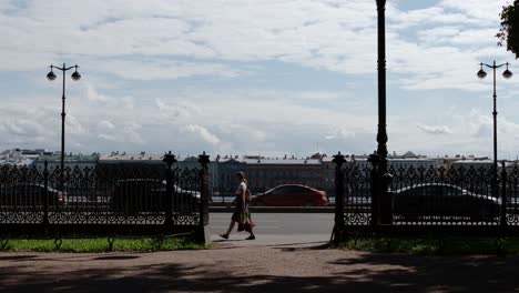 CLOSE-UP:-Tor-eines-Rumyantsev-Parks-auf-der-Wassiljewski-Insel---St.-Petersburg,-Russland