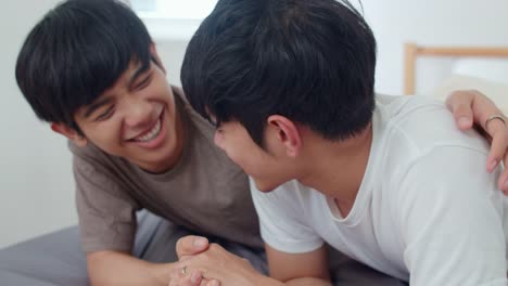 Schöne-asiatische-homosexuell-Paar-im-Bett-zu-Hause-sprechen.-Junge-asiatische-LGBTQ-+-Kerl-glücklich-entspannen-zusammen-verbringen-romantische-Zeit-nach-dem-Aufwachen-im-Schlafzimmer-im-modernen-Haus-im-Morgen-Konzept.