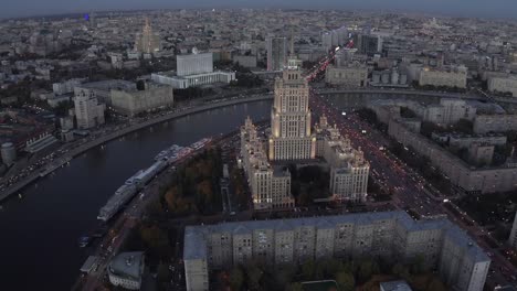 Ciudad-de-Moscú-con-el-río-Moscú-en-la-Federación-Rusa,-horizonte-de-Moscú-con-el-rascacielos-de-la-arquitectura-histórica,-vista-aérea,-Rusia,-4K