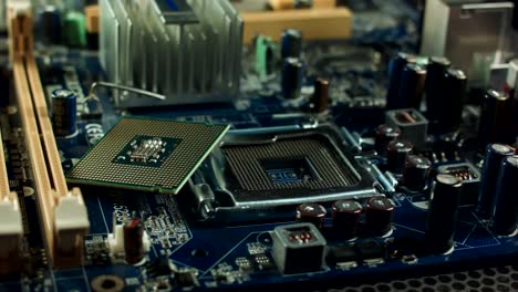 la-CPU-se-encuentra-en-la-placa-madre-al-lado-de-la-ranura-chipset