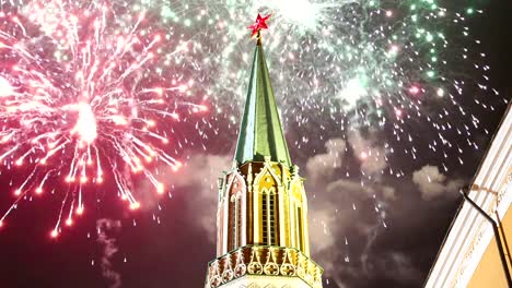 Feuerwerk-über-der-Moskauer-Kreml,-Russland