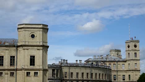 Louds-en-el-azul-del-cielo-se-mueven-sobre-el-Palacio-de-Gatchina,-Rusia,-lapso-de-tiempo.