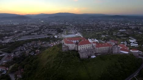 Luftaufnahme-von-Mukatschewo-Burg-Palanok-mittelalterliche-Festung-in-der-Westukraine