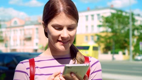 Schöne-junge-Brünette-Frau-mit-Smartphone-Technologie-Stadt-Straßen-städtischen-Leben