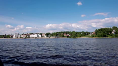 Flusskreuzfahrt-in-Kostroma,-Russland.-Video-an-Bord-Segelboot-entnommen