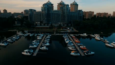 Vista-aérea-en-apartamentos-de-lujo-con-muelle-y-barcos-4K