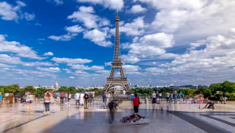 Berühmte-quadratische-Trocadero-mit-Eiffelturm-im-Hintergrund-Timelapse-hyperlapse