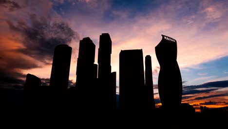 Timelapse-de-silueta-de-rascacielos-internacional-ciudad-de-centro-de-negocios-en-puesta-de-sol-en-Moscú-Rusia