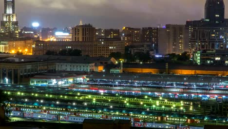 Am-Abend-Draufsicht-der-drei-Bahn-Stationen-Nacht-Zeitraffer-am-Komsomolskaja-Platz-in-Moskau,-Russland