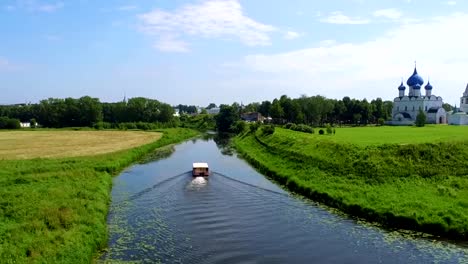 Vista-aérea-de-Suzdal,-Rusia.-Río-Kamenka-y-Kremlin