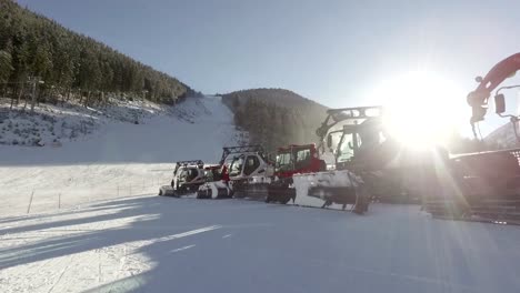 Skipisten-in-Bansko-Mountain-Resort-werden-von-einem-professionellen-Team-Hang-Wartung-Pistenraupe-gepflegt