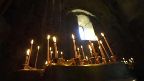 Taperos-velas-ardiendo-en-iglesia