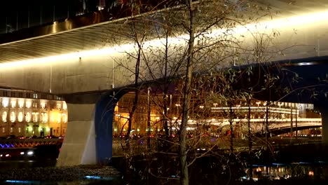 Floating-bridge-of-Zaryadye-park-(at-Night)-on-Moskvoretskaya-Embankment-of-Moskva-River-in-Moscow-city,-Russia.-The-park-was-inaugurated-on-9-September-2017