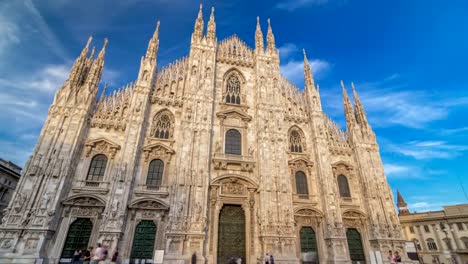 Der-Duomo-Kathedrale-Timelapse-Hyperlapse-bei-Sonnenuntergang.-Vorderansicht-mit-Menschen-sitzen-auf-der-Treppe