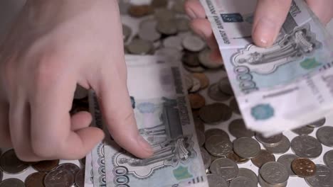 Russisches-Geld-Trümmern-Hände-zählen-Geld-Slow-Motion-Aufnahmen