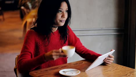 Frau-mit-TabletPC-Kaffeetrinken-im-café