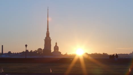 Peter-y-Paul-Fortress-y-la-escupida-de-la-Isla-Vasilievsky-en-un-amanecer-en-el-verano---St.-Petersburg,-Rusia