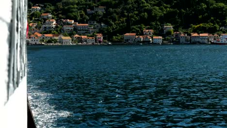 Fähre-Segeln-an-der-Bucht-in-Montenegro