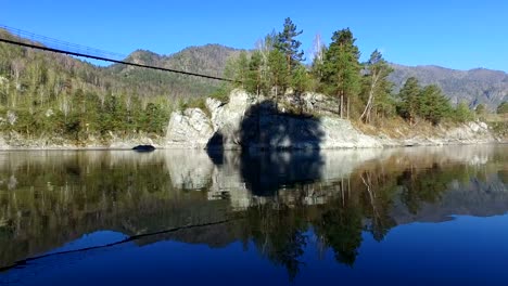 Puente-con-bisagras-al-monasterio-en-la-isla-de-Patmos-en-el-río-Katun-en-Chemal,-Altai,-Rusia