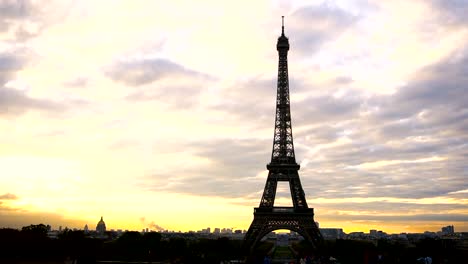 Concepto-de-interés-de-Francia.-Las-nubes-violetas-y-paisaje-de-París