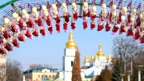 Huevos-de-Pascua-y-Catedral-de-saint-Michael-en-Kiev