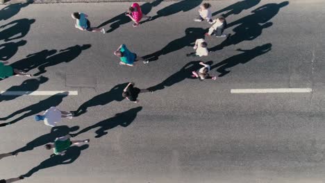 4K-Luftbild-Drohne-Fooage.-Marathon-laufen-auf-der-Straße.-Ansicht-von-oben-hautnah