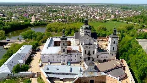 Vista-aérea-del-monasterio-de-los-Carmelitas-Descalzos-en-Berdichev,-Ucrania.-El-paisaje-urbano-de-una-vista-panorámica-de-la-ciudad-de-Berdichev.