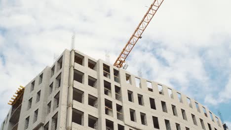 Construcción-de-grúas-para-la-construcción-en-un-fondo-de-cielo-azul-con-nubes-blancas